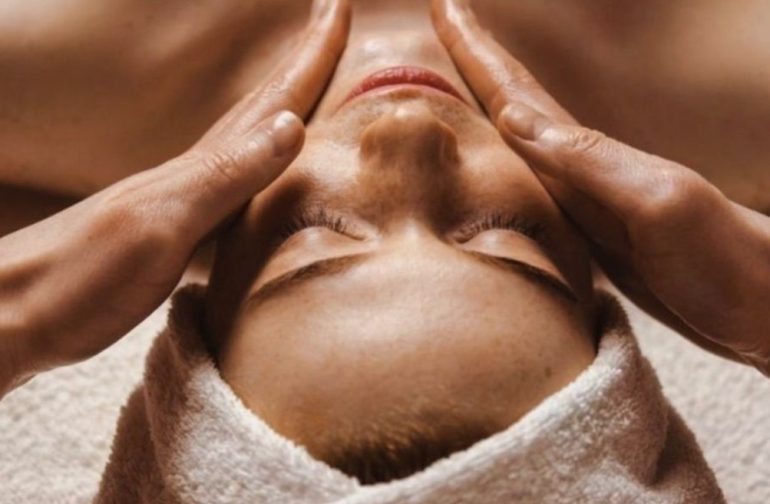 Как сочетать массаж лица и тела для комплексного омоложения
