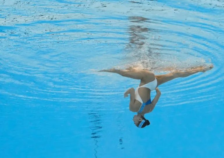 Артистическое плавание: спорт, в котором красота работает на силу, а дисциплина — на уверенность