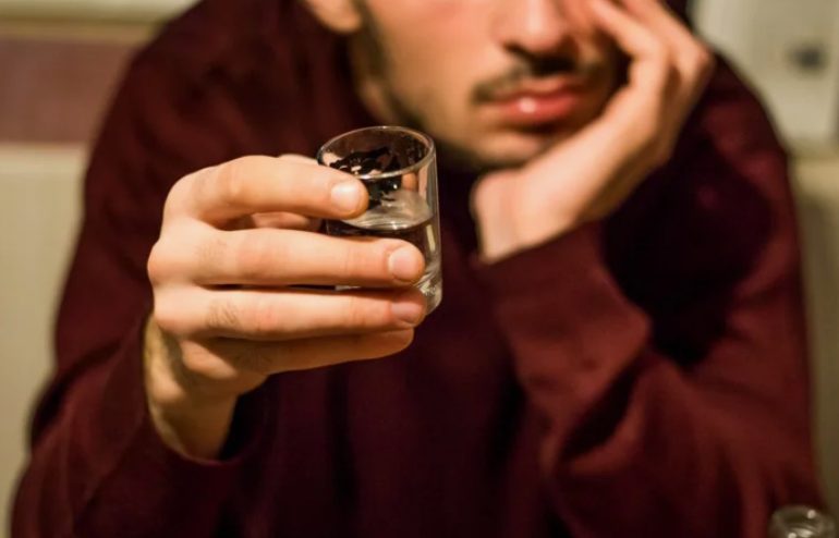 Как распознать алкоголизм на ранней стадии: признаки, которые нельзя игнорировать